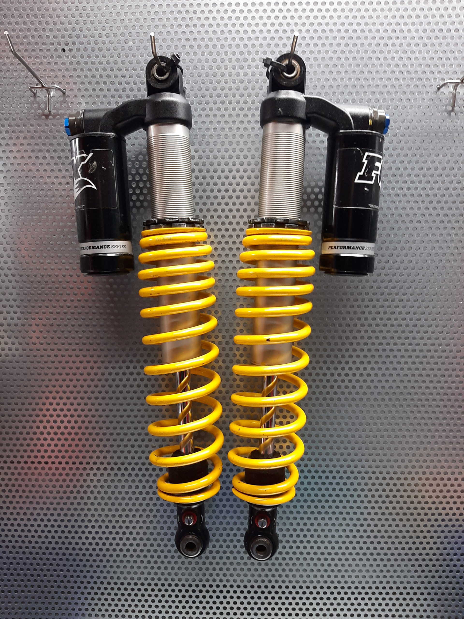 Żółte amortyzatory marki FOX do quada