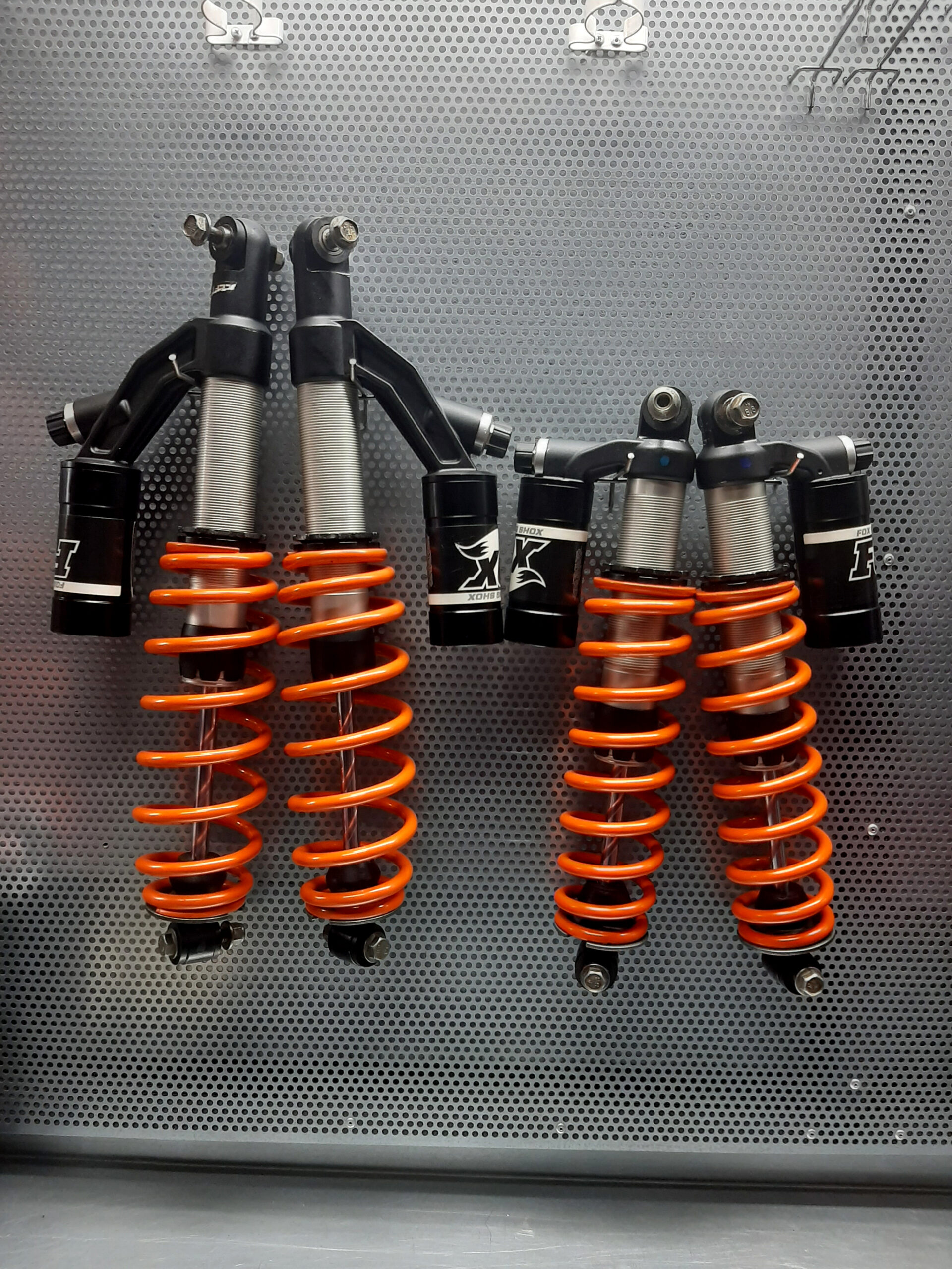 Pomarańczowe amortyzatory marki FOX do quada