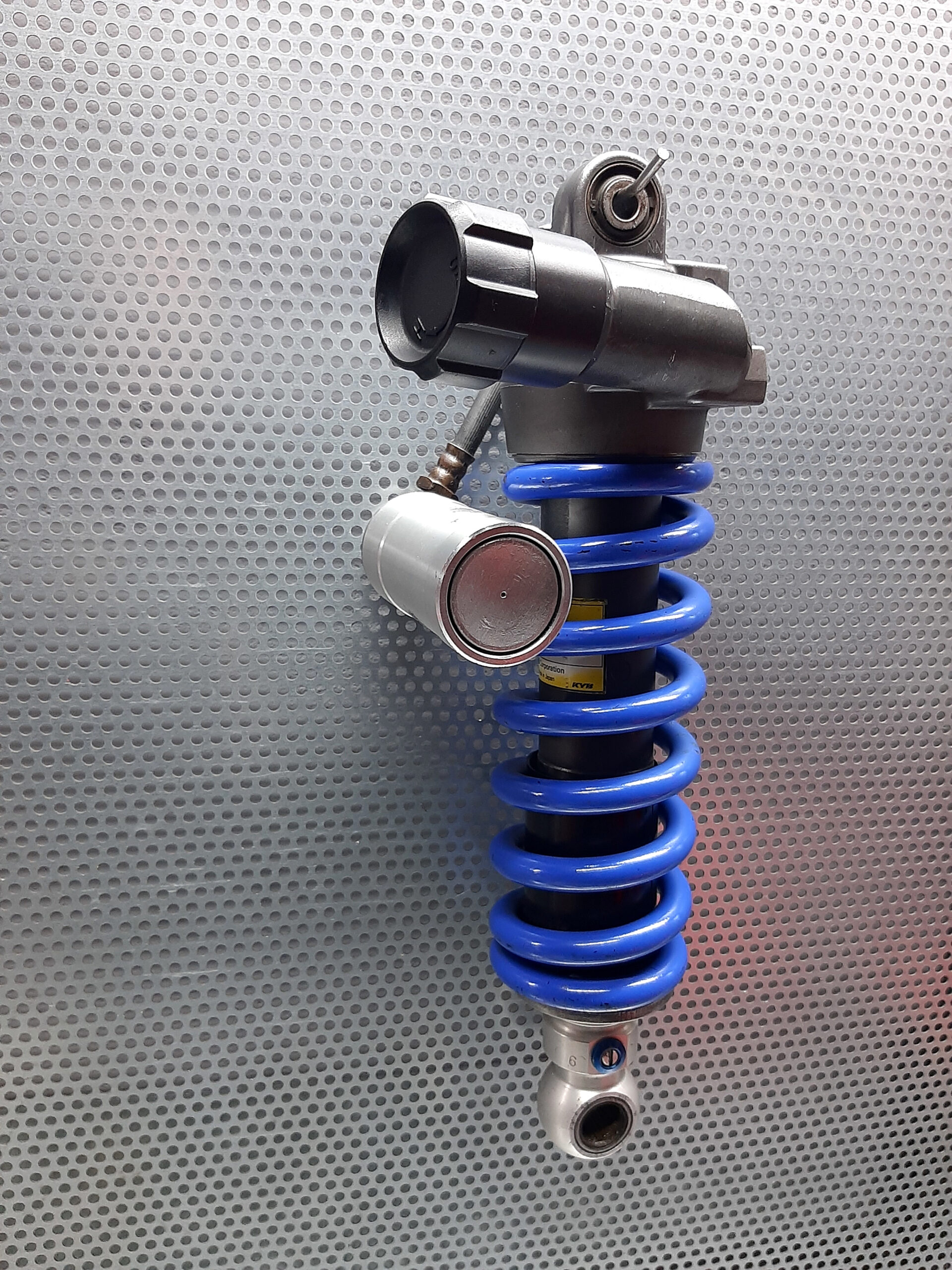 Amortyzator marki Showa do motocykla